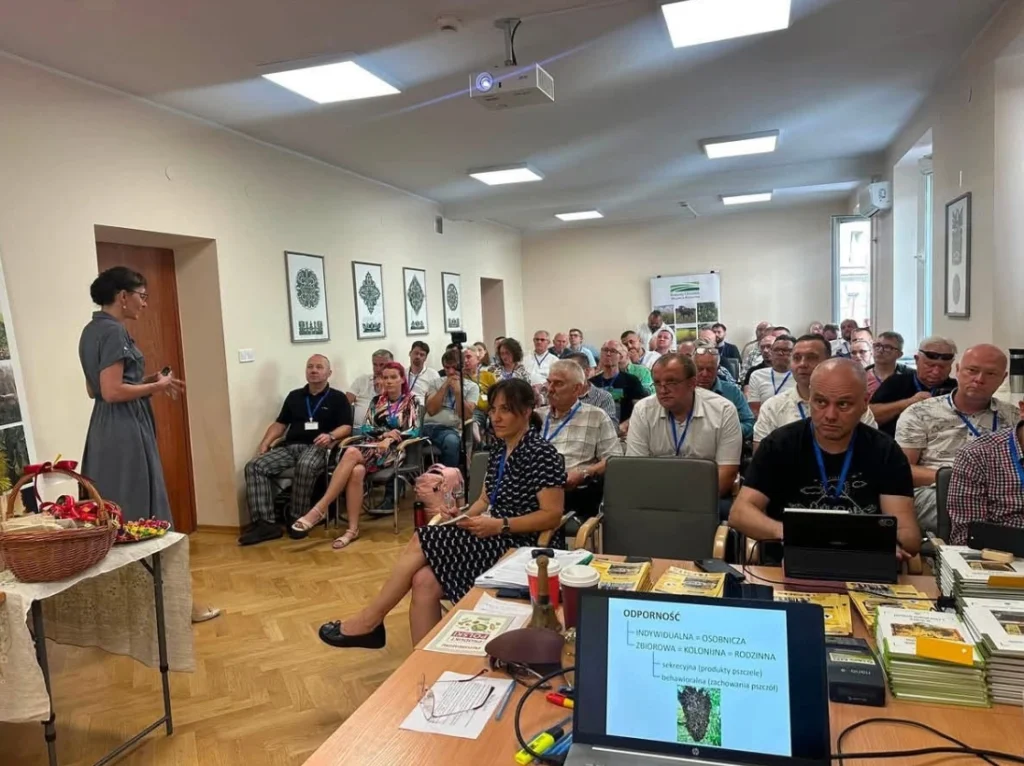 Piotr Woźniak podczas konferencji VarroaResistance 2033 w Łodzi 18 lipca 2026 roku