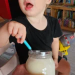 Szczęśliwe dziecko jedzące naturalny polski miód z Pasieki Na Skarpie.