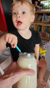 Szczęśliwe dziecko jedzące naturalny polski miód z Pasieki Na Skarpie.