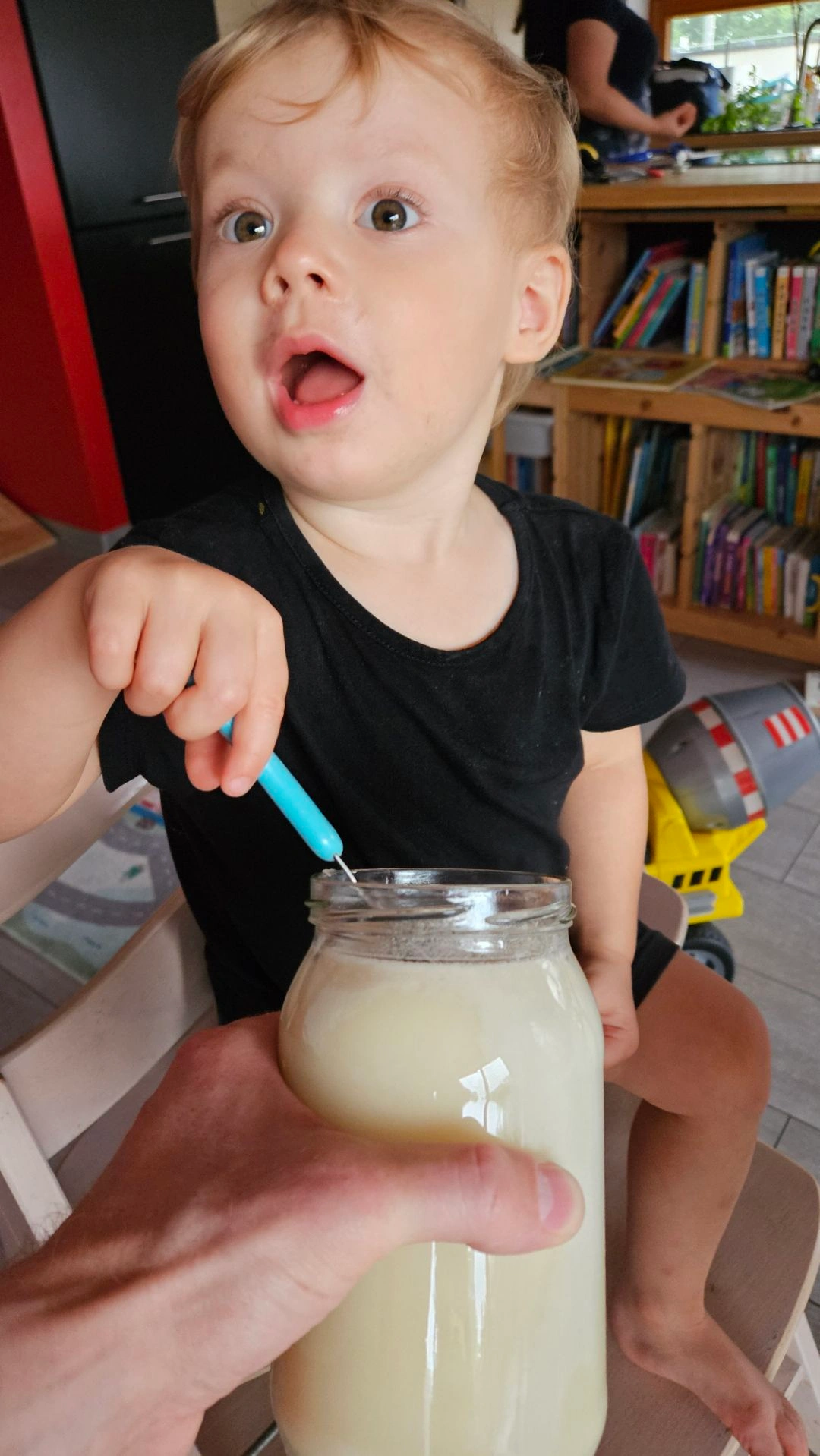 Szczęśliwe dziecko jedzące naturalny polski miód z Pasieki Na Skarpie.