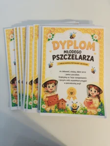 Na zdjęcie dyplom młodego pszczelarza jaki wręczamy po szkoleniu dzieciom Gorzow Wielkopolsk