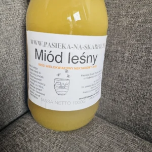 zdjęcie przedstawia słoik miodu o pojemnoosci 1 kg leśny