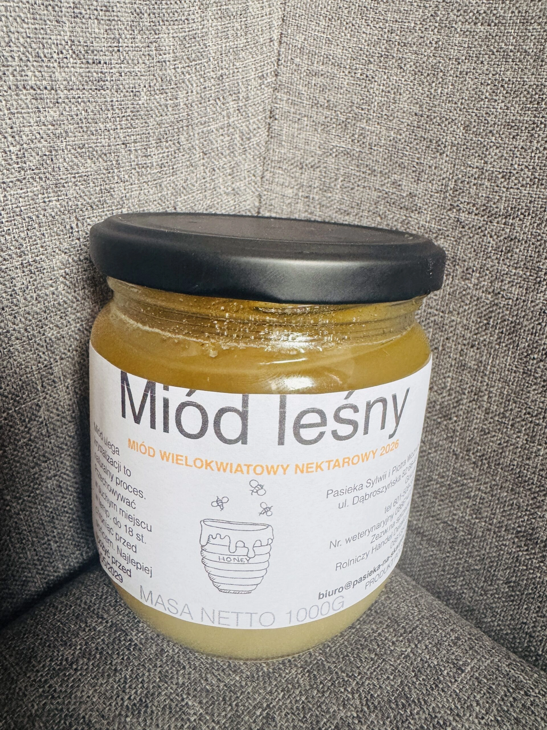 zdjęcie przedstawia słoik miodu o pojemnoosci 0,430 kg leśny