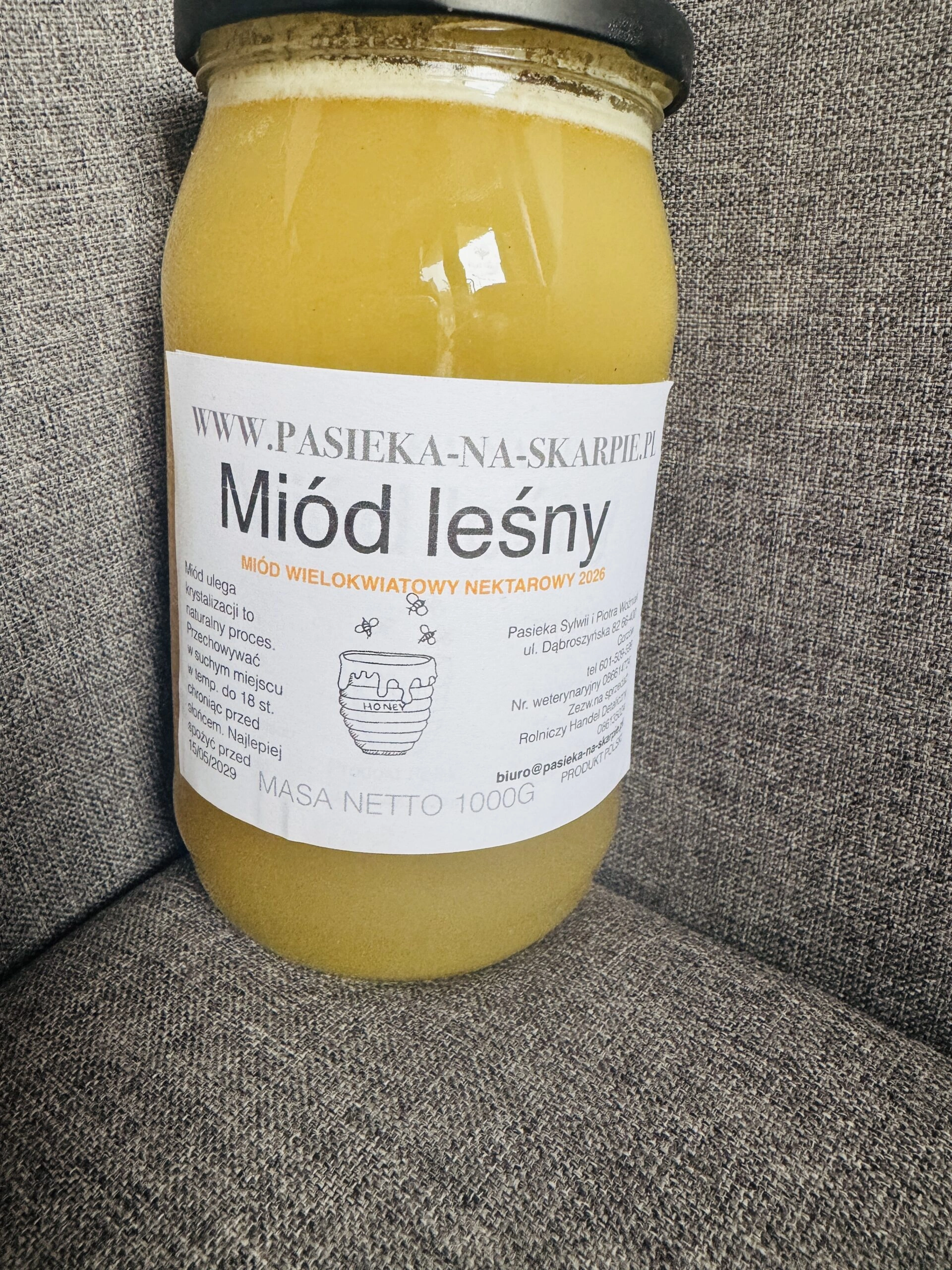 zdjęcie przedstawia słoik miodu o pojemnoosci 1 kg leśny