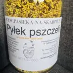 Naturalny pyłek pszczeli pozyskiwany przez pszczoły z kwiatów i starannie przygotowany w rodzinnej Pasiece Na Skarpie. To wysokiej jakości produkt pszczeli o charakterystycznej postaci kolorowych granulek, ceniony przez osoby wybierające naturalne produkty spożywcze.