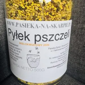 Naturalny pyłek pszczeli pozyskiwany przez pszczoły z kwiatów i starannie przygotowany w rodzinnej Pasiece Na Skarpie. To wysokiej jakości produkt pszczeli o charakterystycznej postaci kolorowych granulek, ceniony przez osoby wybierające naturalne produkty spożywcze.
