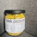 Naturalny pyłek pszczeli pozyskiwany przez pszczoły z kwiatów i starannie przygotowany w rodzinnej Pasiece Na Skarpie. To wysokiej jakości produkt pszczeli o charakterystycznej postaci kolorowych granulek, ceniony przez osoby wybierające naturalne produkty spożywcze.250 g