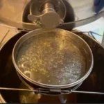 Na zdjęciu zlewany jest miód z wirówki 1