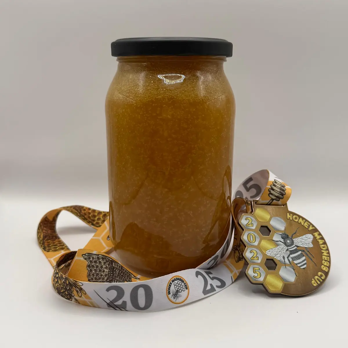 Miód lipowy 1150 g – słoik widziany z tyłu i medal Honey Madness Cup 2025
