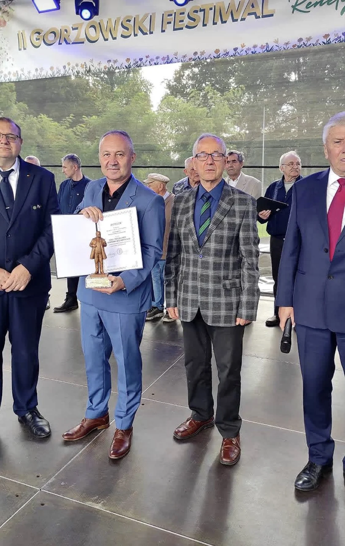 Piotr Woźniak odbiera Statuetkę Dzierżonia w imieniu Koła Pszczelarzy w Gorzowie Wielkopolskim